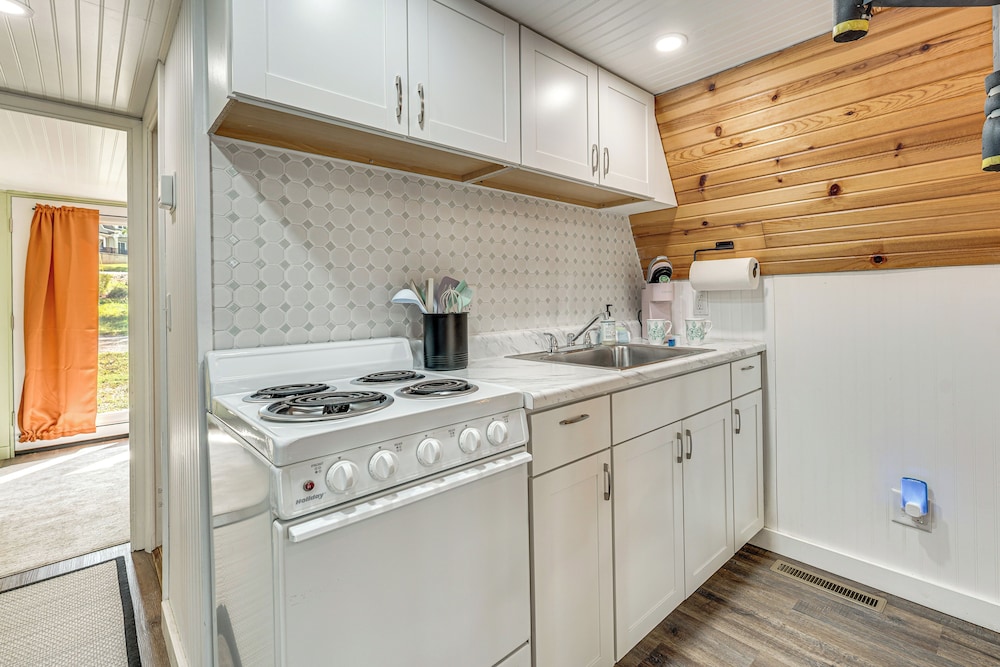 Cozy Cabin w/ Deck & Boat Launch Access in Lampe!