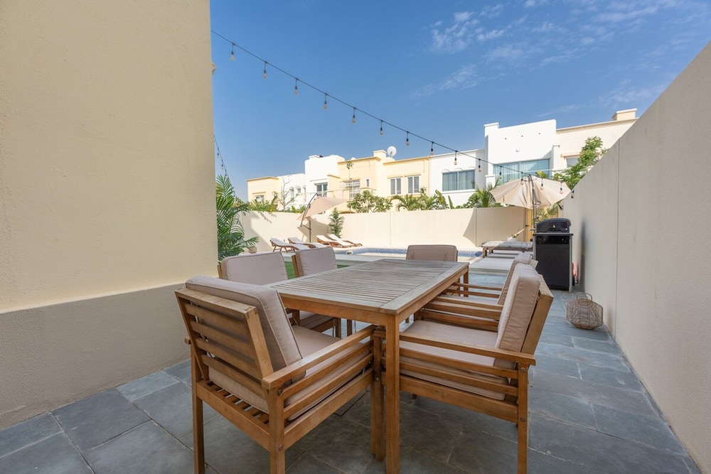 Luxurious Spacious 3-bedroom Villa With Private Pool at Springs 10
