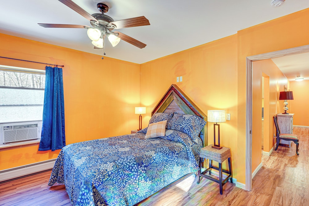 Near Historic Sites: Colorful Hyde Park Apartment!