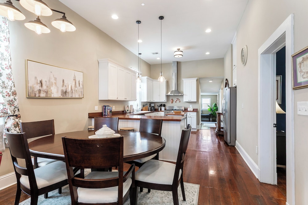 Spacious Retreat with private Pool - Image 2