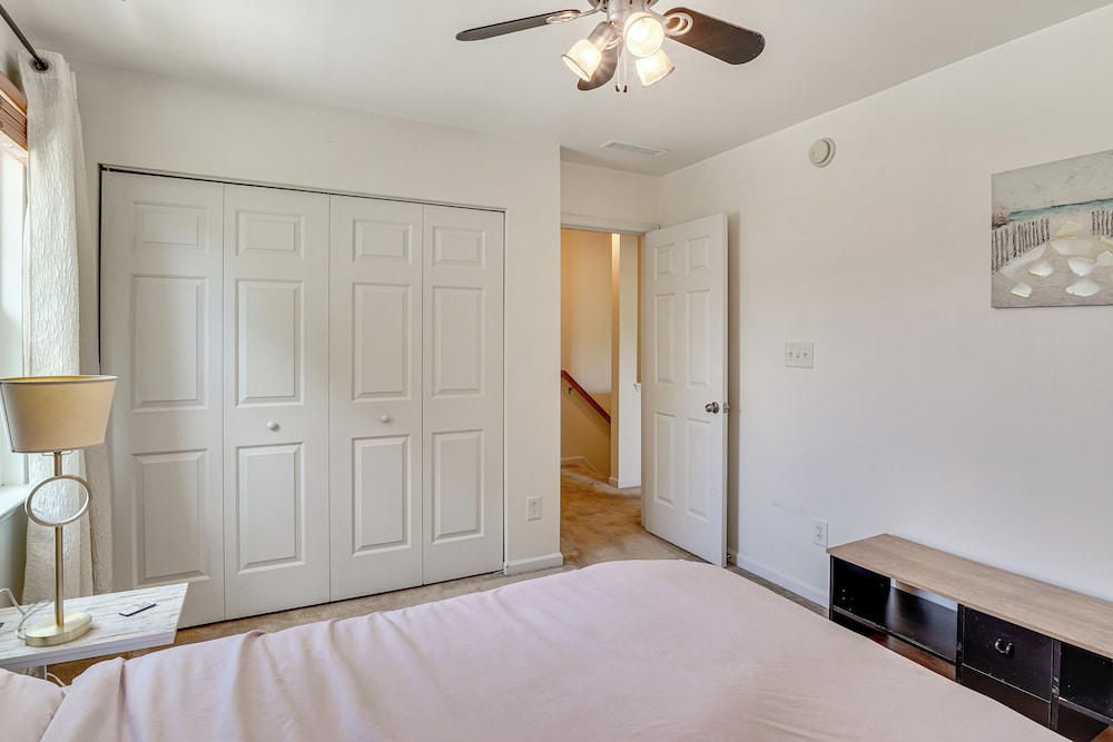 6 Mi to Dtwn Raleigh: Townhome w/ Fenced Patio!