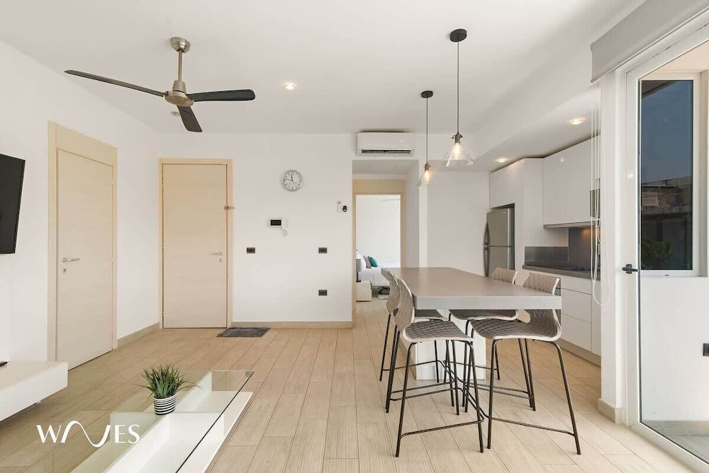 1 Br. W/5th Avenue View Steps From the Beach