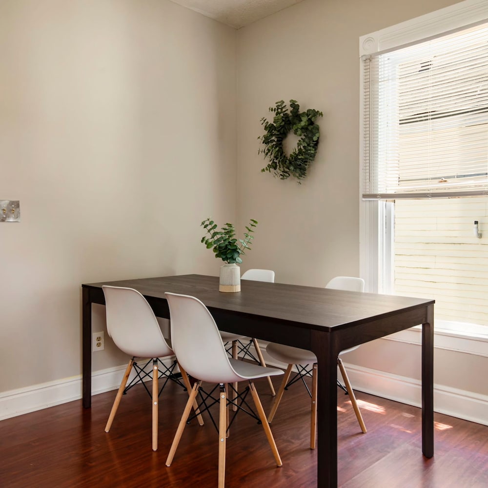 Stylish 2BR House on Frankfort Ave by Cozysuites - Image 1
