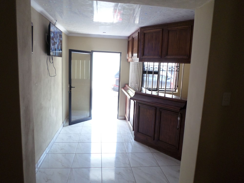 Johannesburg Vacations - DJ Guest Lodge - Property Image 19