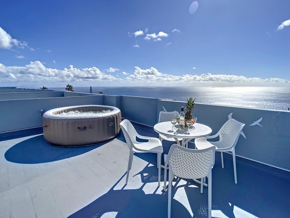 The Sunny Apartment by Atlantic Holiday view 5