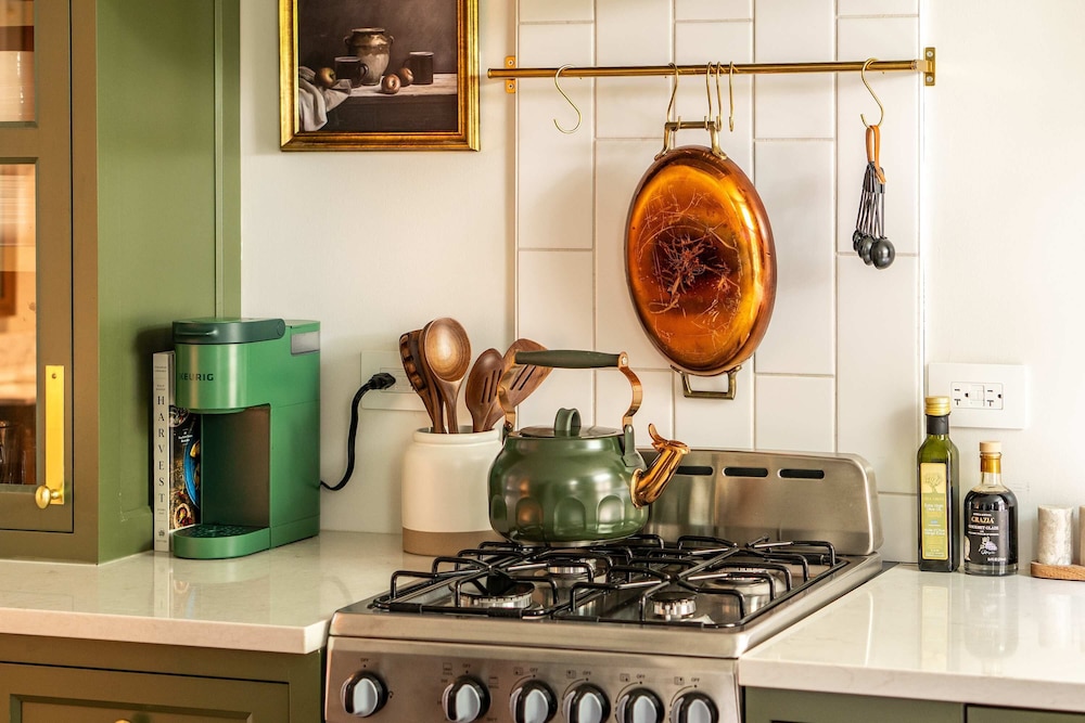 Magnolia Manor - Remodeled Home Near Downtown