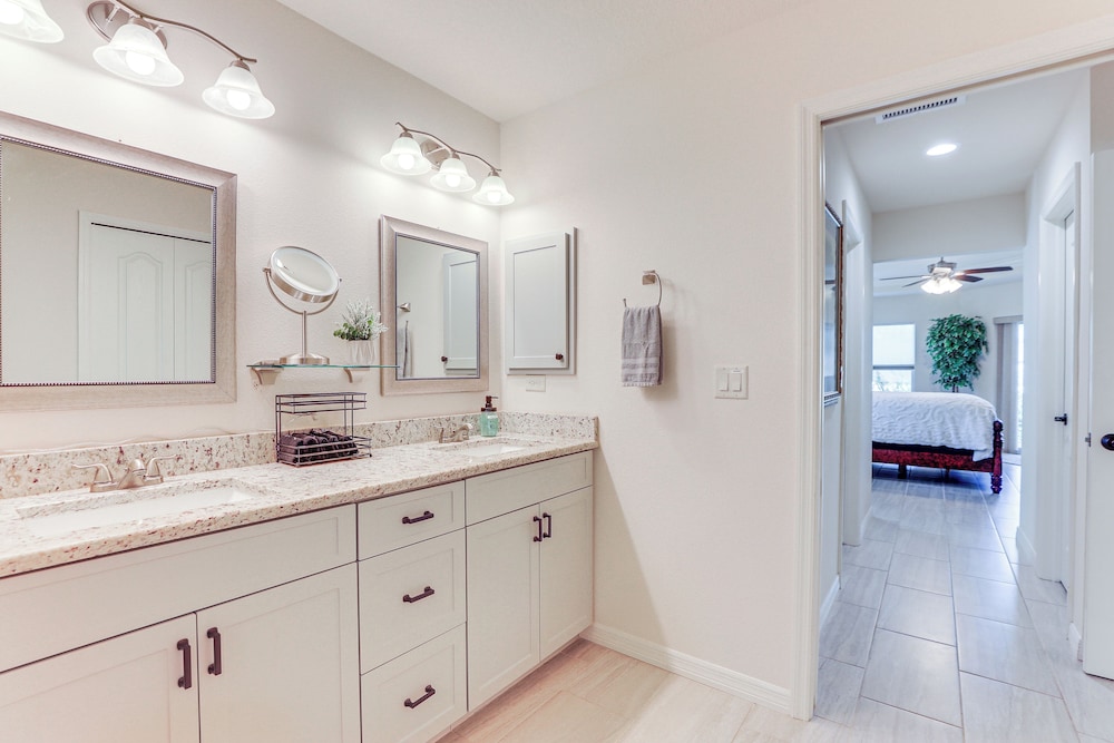 Beautiful Venice Getaway, 4 Mi to Manasota Beach!