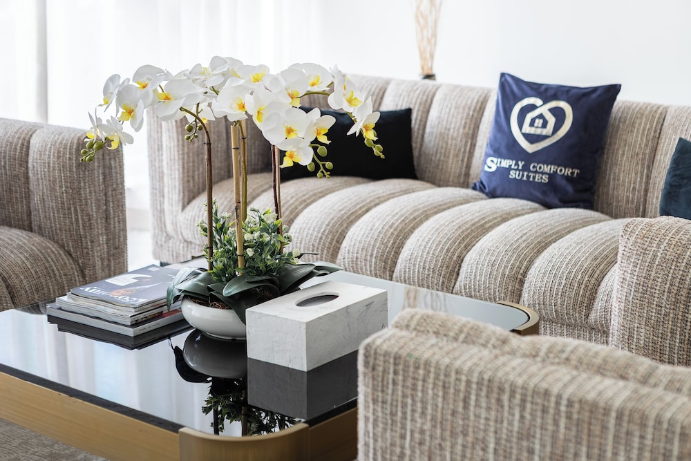 SIMPLY COMFORT Urban Chic Suites in J One Tower City & Canal Views