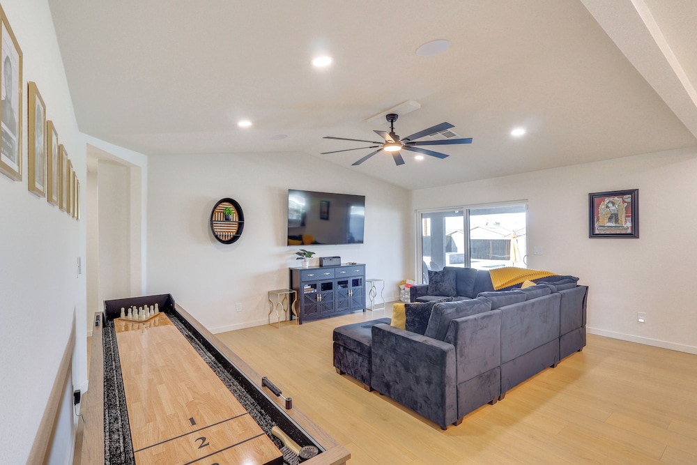 2 Mi to Windsor Beach! Updated, Sleek Family Home