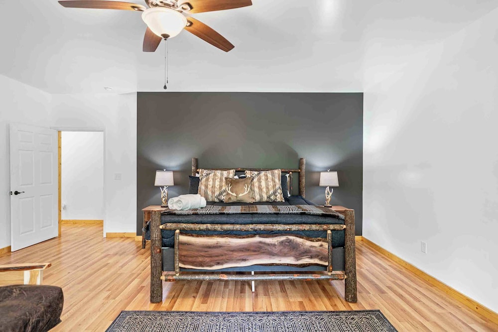 New Listing - Luxurious Mountain Home for 8 With Amenities