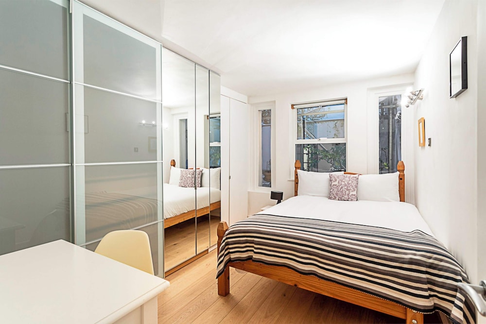 Richmond Hill Top Apartment