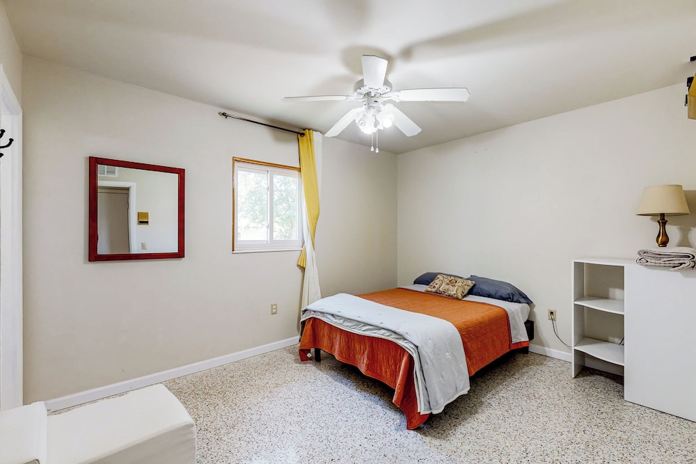 3BR Dog-friendly Home w/ Pool, Fireplace, W/d, A/C
