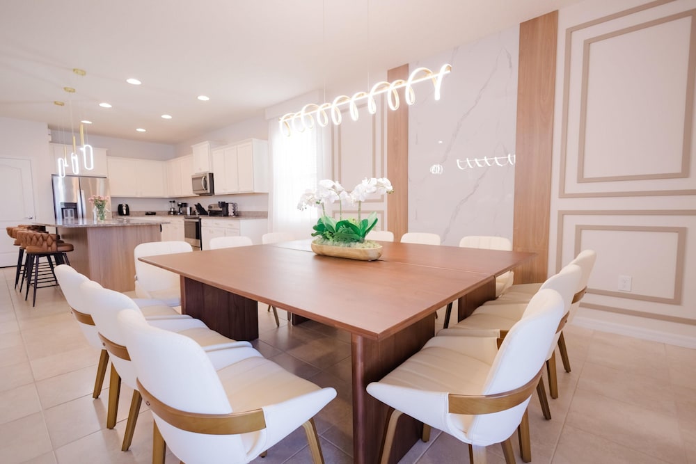 1643 LA - Luxurious Retreat Windsor at Westside
