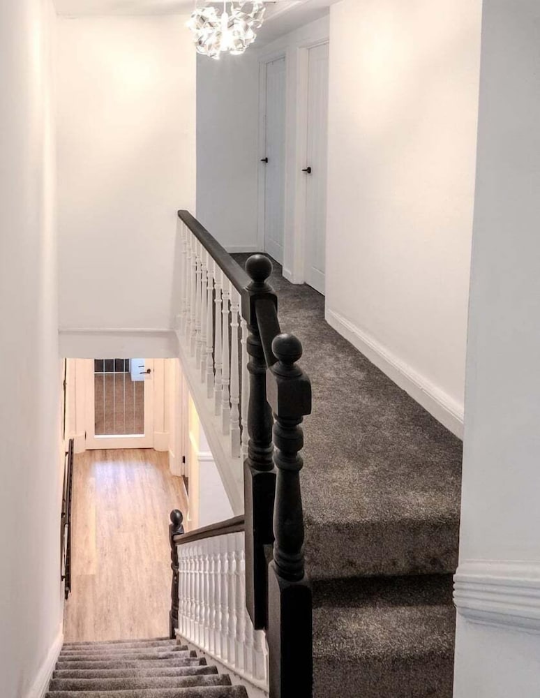 Stadium View 5-bed Retreat + Parking