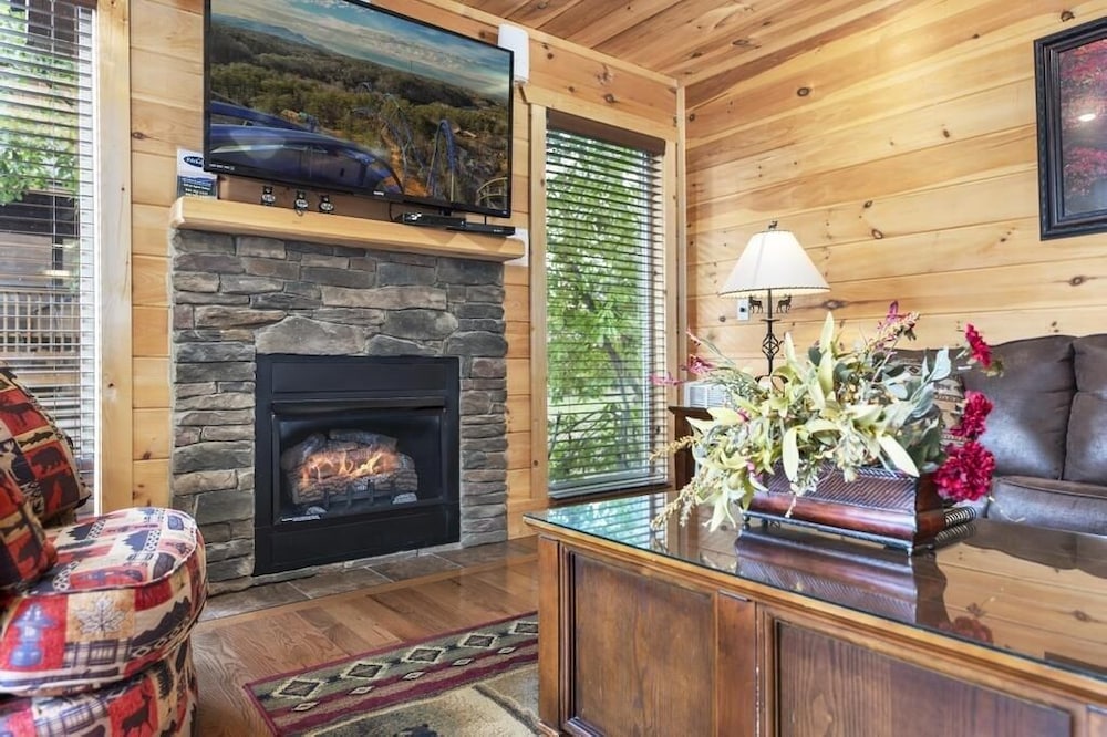 A Perfect Getaway - 4 Bedrooms, 4 Baths, Sleeps 15 Cabin by RedAwning