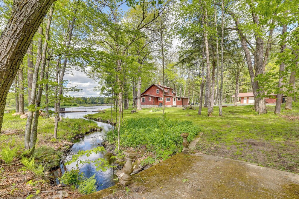 Hatfield Family Home on Lake Arbutus: Boat & Hike