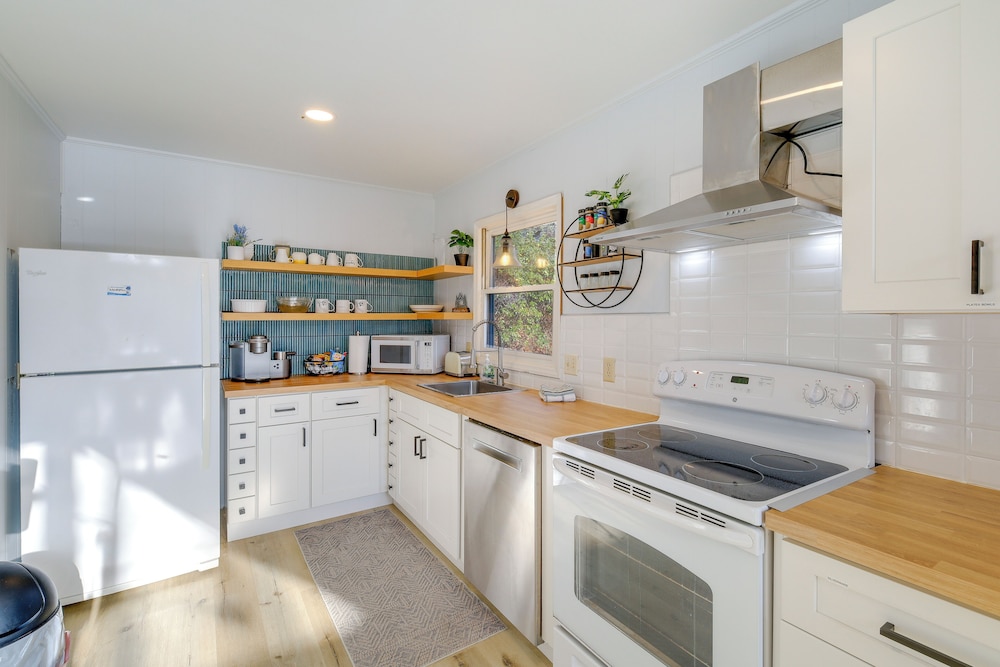 Blue Ridge Mountains Cabin w/ Community Perks!