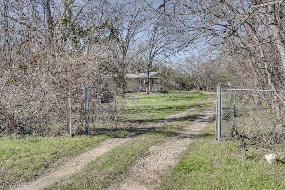 Charming Austin Home on 2 Acres: BBQ & Yard!