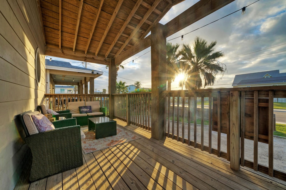 Dual Port A Cottages 2 Complete Homes Walk to the Beach Patio Fully-equipped Kitchens