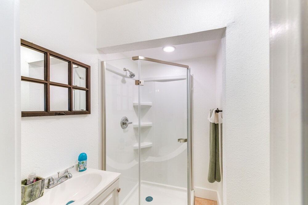 1 Mi to Dtwn Waco! Lovely Home w/ Fire Pit Table