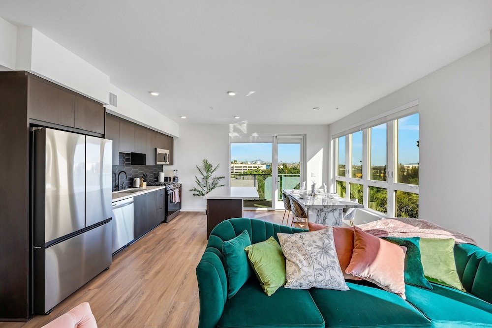 Luxury 2BR Hollywood Pool View by Oneluxstay