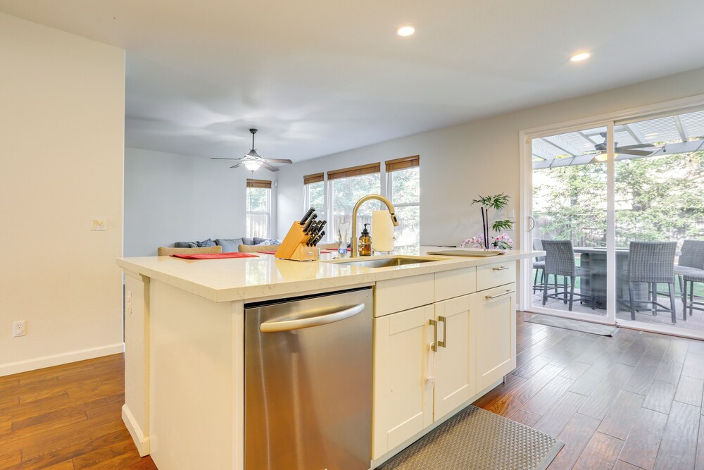 4 Mi to UC Davis: Updated Family Home!