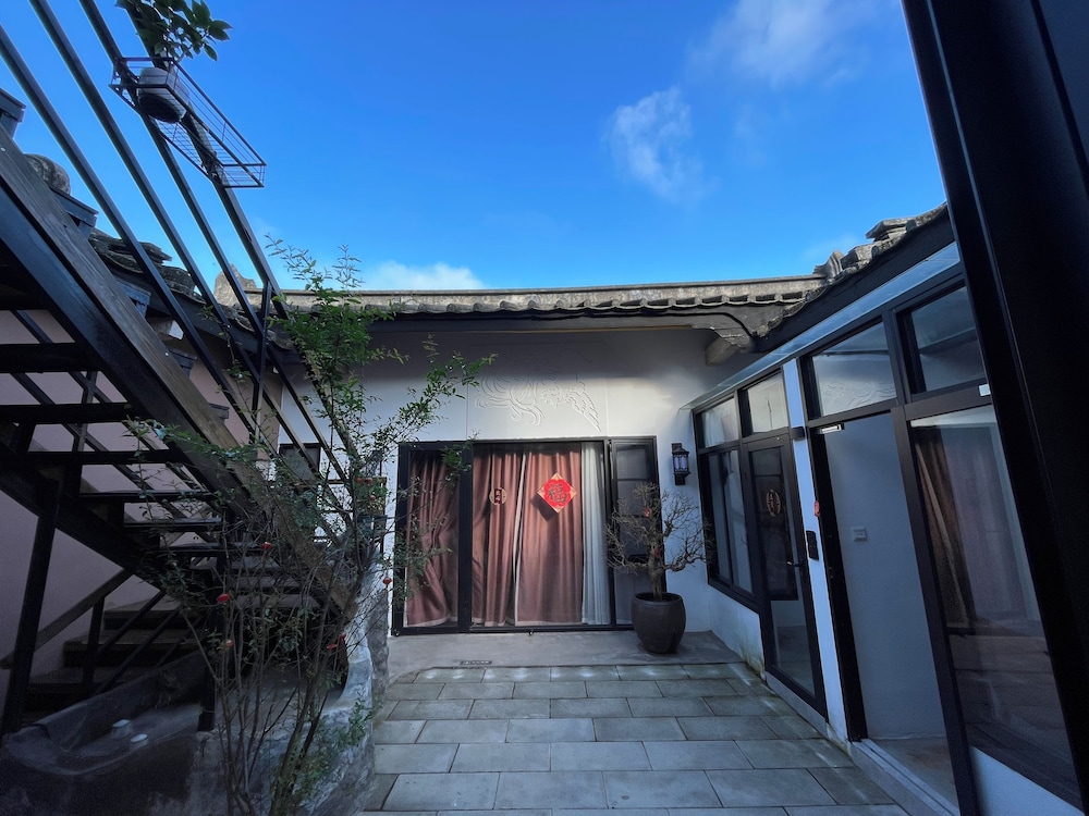 Serenity Courtyard Hotel