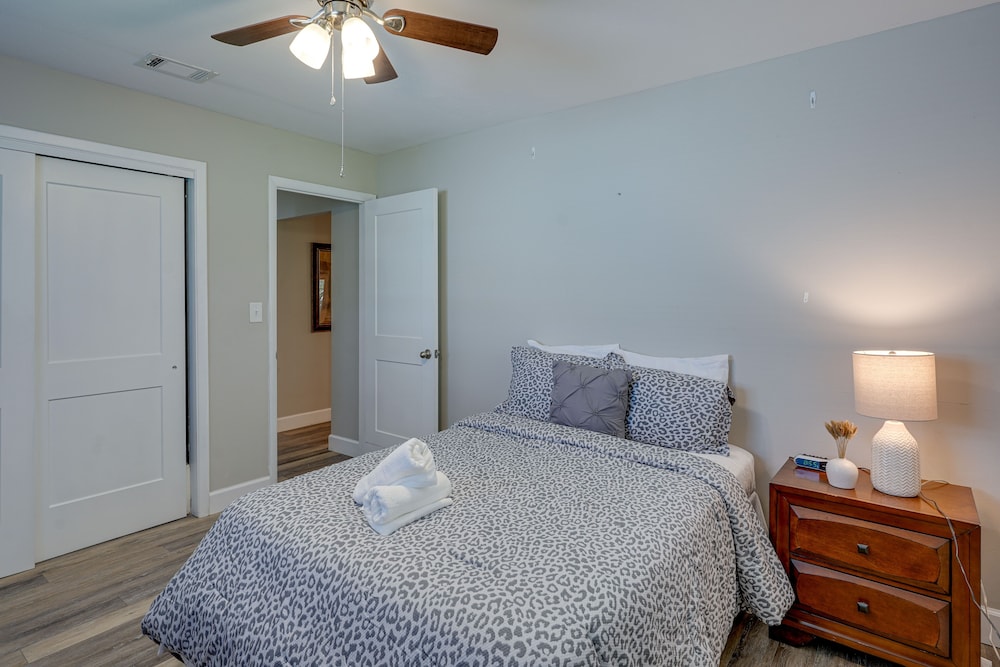 Vibrant Lakeland Home: 1 Mi to Lake Hollingsworth!