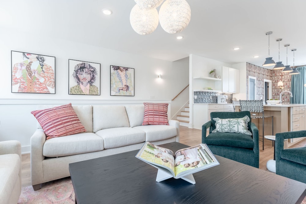 Luxe 4BR Retreat With Hot Tub Skyline Deck