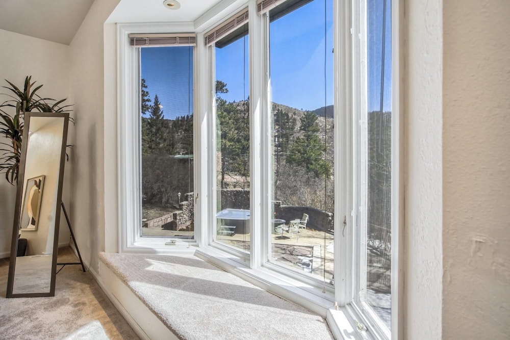 3BR Mountain Getaway Hot Tub Fire Place view 4