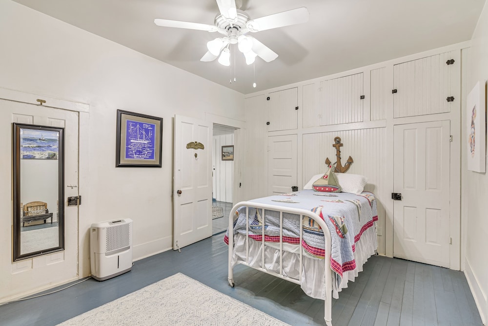 Galveston Bay Retreat: Historic La Porte Home!