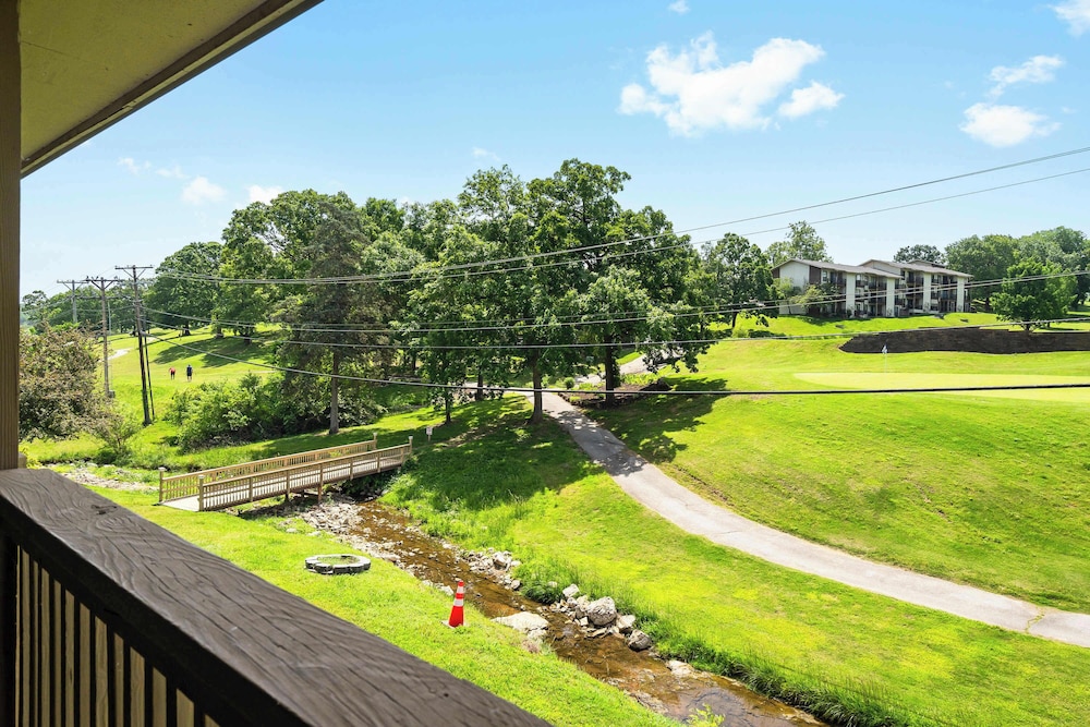 Quittin' Time Stay for 6 With Golf Course Views & Resort Amenities