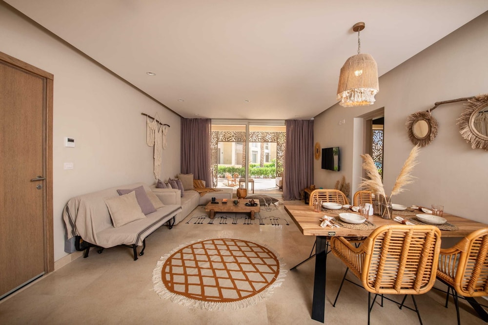 Xuru Stays I Exotic 1bdr w/ Outdoor Terrace Pool & Beach Access