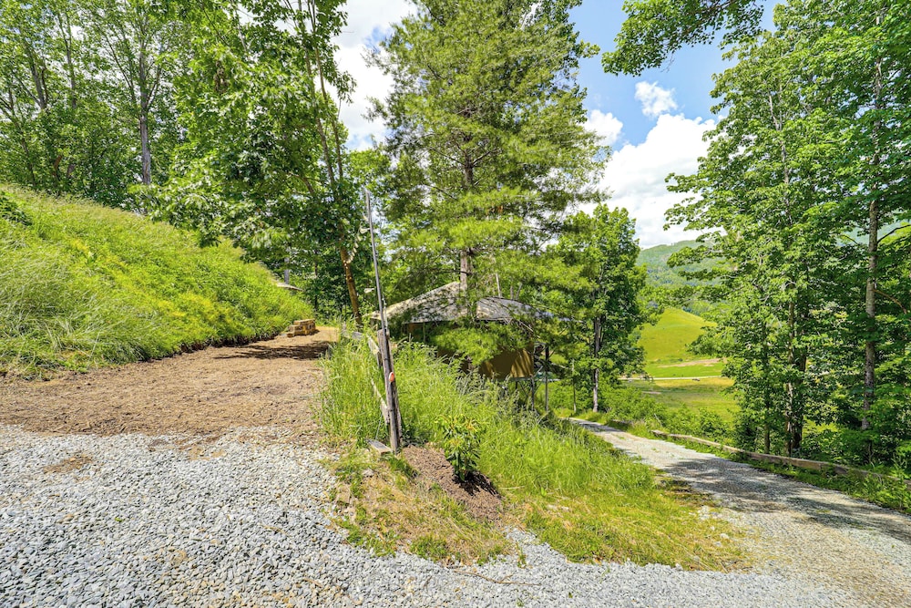 Mtn-view Deck: Scenic Glamping Getaway Near Boone!