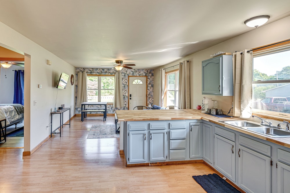 4 Mi to Lake Michigan: Updated Benton Harbor Home!