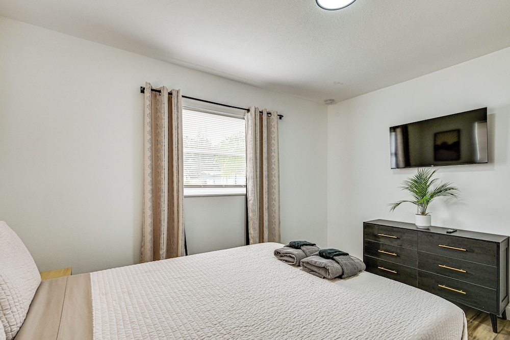 1 Mi to Busch Gardens: Modern Home w/ Private Yard