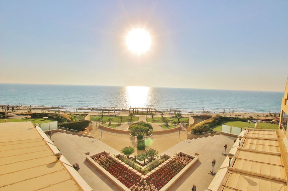 Luxurious Sea View 3BR Pool Spa and Gym