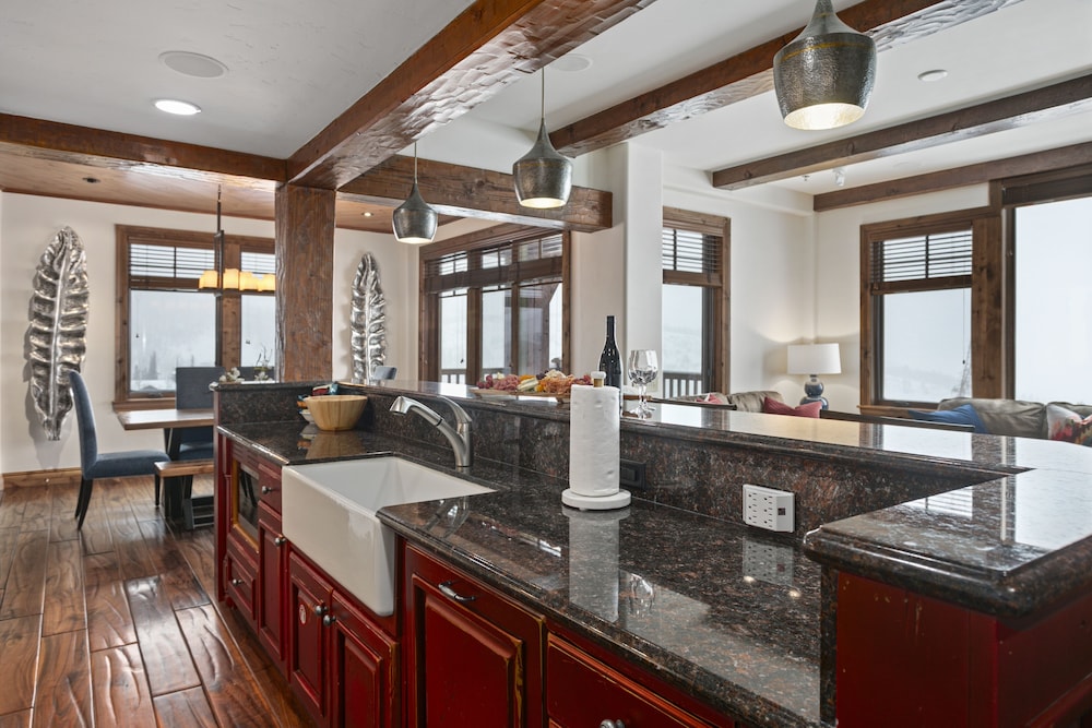 Grand Lodge - Three Bedroom #401 - Ski-in/ski-out 3 Condo