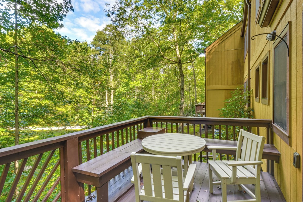 Newly Renovated: Pet-friendly Sapphire Retreat!