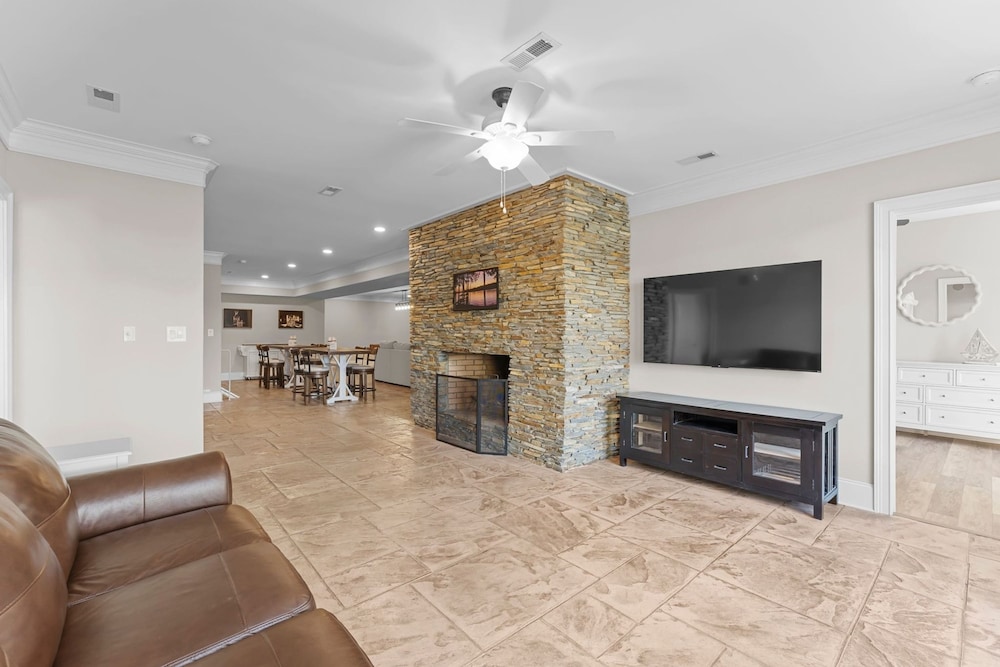 Sunset Pointe by Avantstay Waterfront Beach Fire Pit Sleeps 14 5bdr 4BA