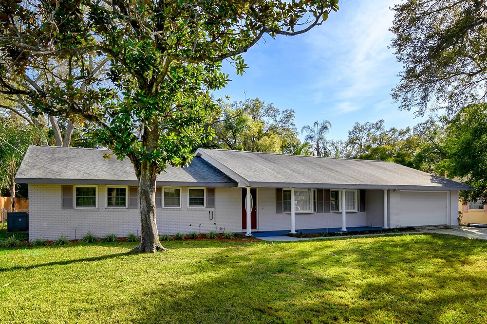 Pool & Game Room: Spacious Brandon Home view 5