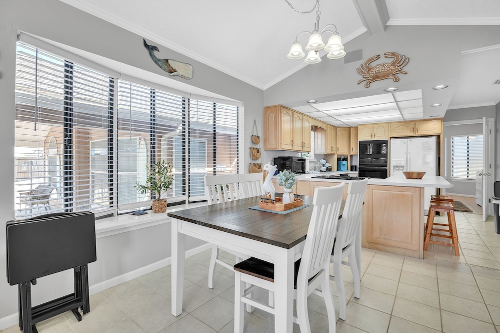 Spacious Home With Beach Access 3 Bedroom Home