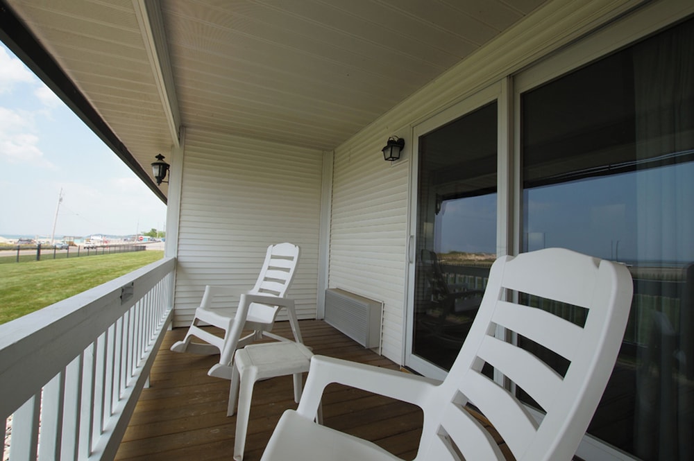 Snyder's Shoreline Inn