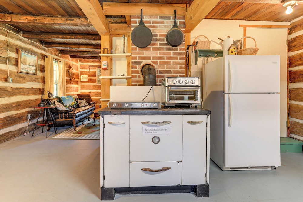 5 Mi to State Parks: Penfield Cabin w/ Fire Pit!