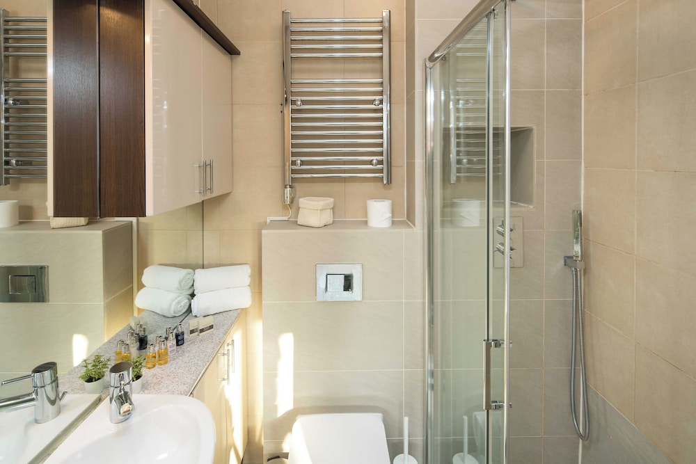 Luxurious 6-bed House With Pool and Free Parking