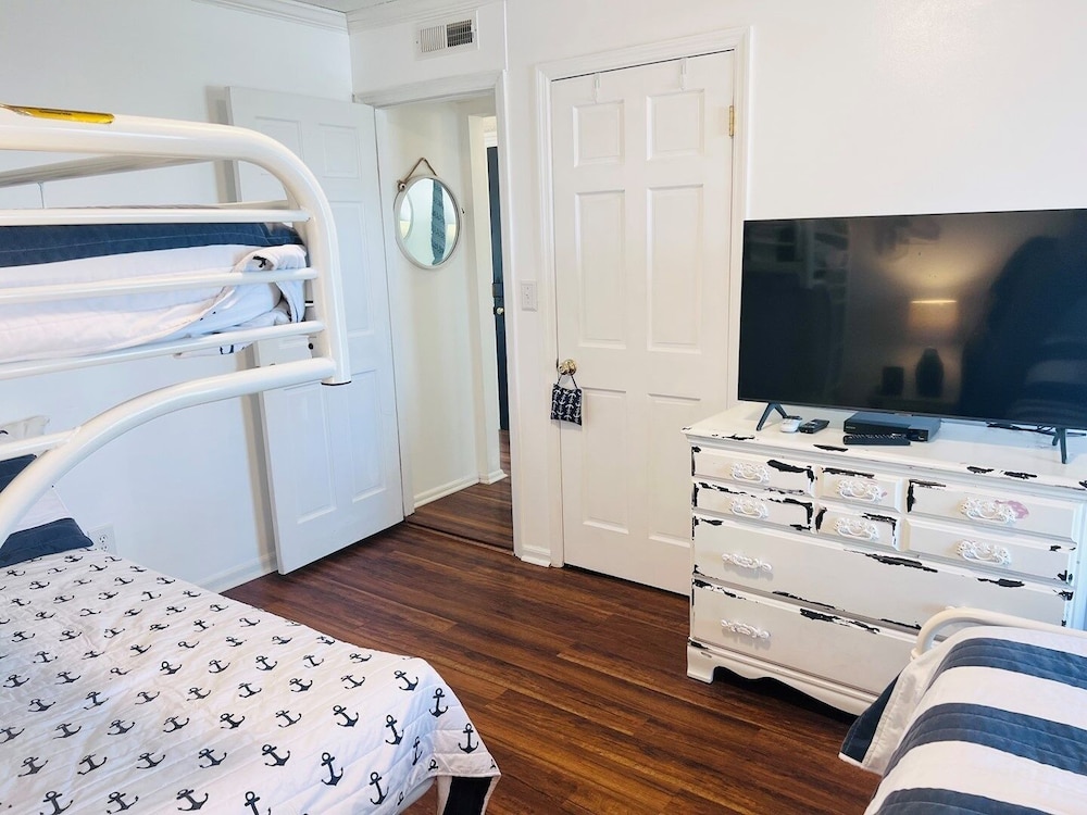 Holden Time 3 Br home by RedAwning view 5