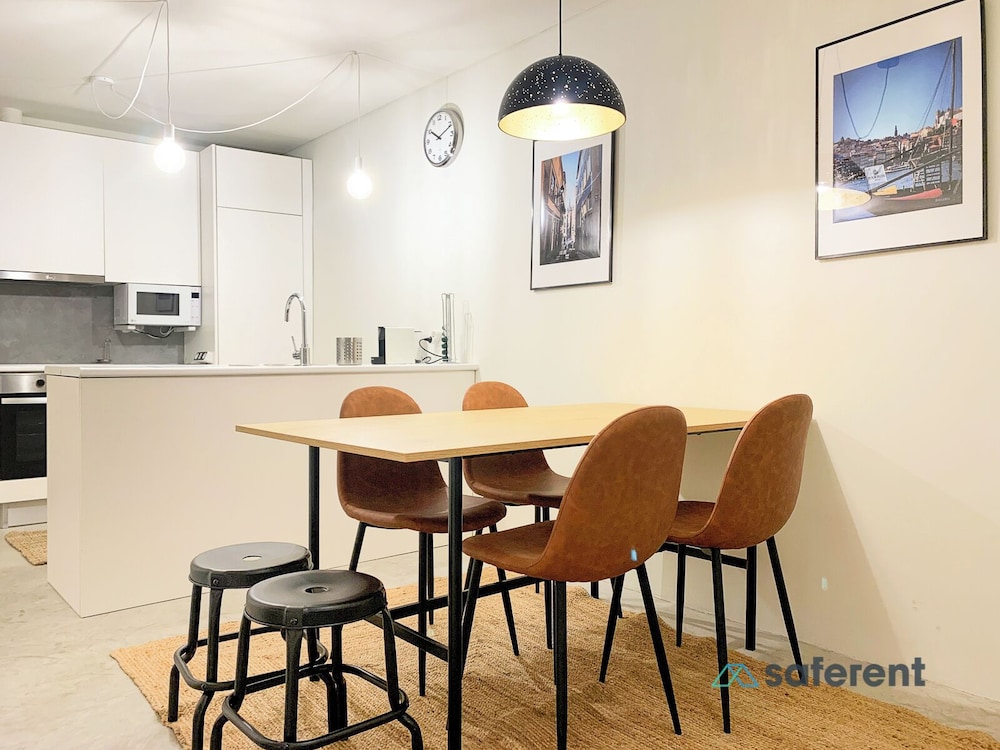 Bucks4 Fantastic 1BD + 1 Triplex Next to Ribeira