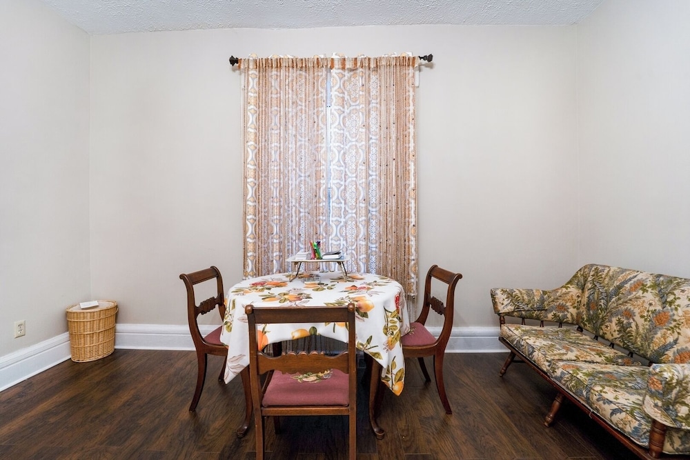Central 4BR Historic Gem Near Colleges