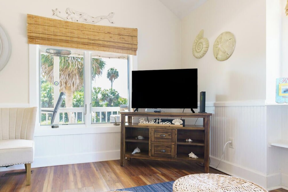 Charming 3-bed, 2-bath Home With Wonderful Views of the Golf Course