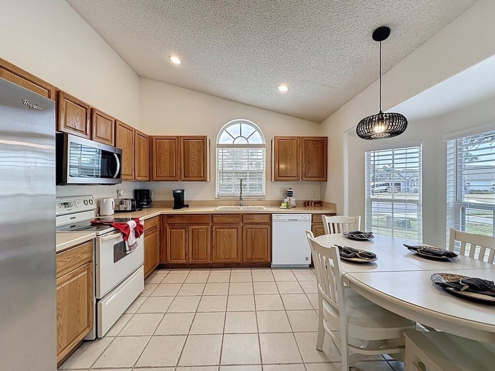 Incredible 4 Bed Pool/spa Home, Minutes To Disney 4 Bedroom Villa